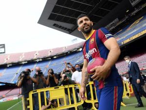 أجويرو يقاضي برشلونة ويطالب بملايين اليوروهات