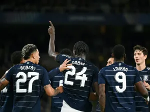 Aston Villa's Belgian midfielder #24 Amadou Onana celebrates with teammates after scoring his team's third goal during the UEFA Champions League 1st round day 1 football match between Young Boys and Aston Villa, at the Wankdorf Stadium in Bern, on September 17, 2024. (Photo by SEBASTIEN BOZON / AFP)