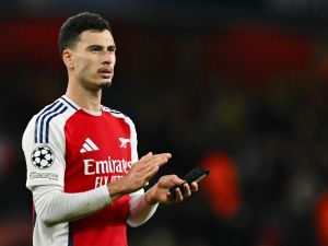 Arsenal's Brazilian midfielder #11 Gabriel Martinelli applauds at the end of the UEFA Champions League football match between Arsenal and Shakhtar Donetsk at the Emirates Stadium in north London on October 22, 2024. Arsenal wins 1 - 0 against Shakhtar Donetsk. (Photo by Glyn KIRK / AFP)