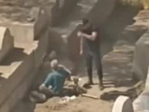 إخراج جثث الموتى من أكفانها بطريقة مهينة