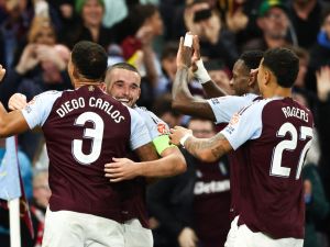 Aston Villa's Scottish midfielder #07 John McGinn (2nd L) celebrates with teammates after scoring his team first goal during the UEFA Champions League football match between Aston Villa and Bologna at Villa Park in Birmingham, central England on October 22, 2024. (Photo by Darren Staples / AFP)