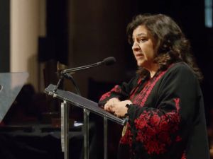الفلسطينية لينا خلف تفاحة تفوز بجائزة الكتاب الوطني للشعر