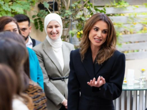 الملكة رانيا اليوم تبدع أناقة البدلات الرسمية بأسلوب عصري ومختلف