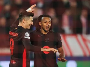 Barcelona's Polish forward #09 Robert Lewandowski (L) celebrates with teammates after scoring a goal during the UEFA Champions League, League phase - Matchday 4 football match between Crvena Zvezda Beograd and FC Barcelona, at the Rajko-Mitic Stadium, in Belgrade, on November 6, 2024. (Photo by Pedja Milosavljevic / AFP)