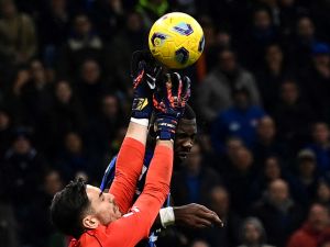 Napoli's Italian goalkeeper #01 Alex Meret (L) fights for the ball with Inter Milan's French forward #09 Marcus Thuram during the Serie A football match between Inter Milan and Napoli at San Siro stadium in Milan, on March 17, 2024. (Photo by Isabella BONOTTO / AFP)