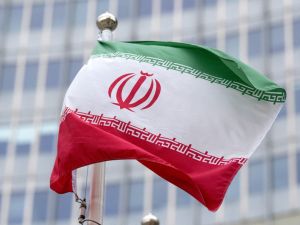 علم ايران أمام مقر الوكالة الدولية للطاقة الذرية 