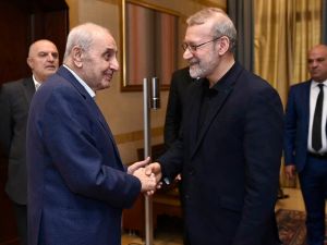 مصافحة بين لاريجاني ورئيس مجلس النواب اللبناني نبيه بري
