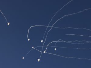 حزب الله ينفذ سلسلة من الهجمات الصاروخية