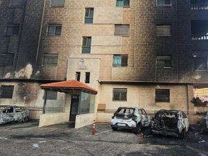 بعض السيارات المحترقة تعود لمسؤولين في السلطة الفلسطينية