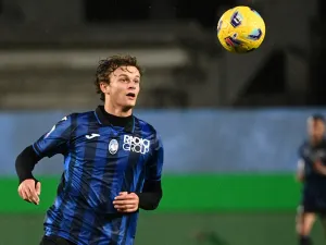 Atalanta's Italian defender #42 Giorgio Scalvini eyes the ball during the Italian Serie A football match between Atalanta and Inter Milan at the Gewiss Stadium in Bergamo on November 4, 2023. (Photo by Isabella BONOTTO / AFP)