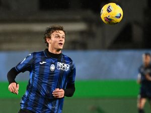 Atalanta's Italian defender #42 Giorgio Scalvini eyes the ball during the Italian Serie A football match between Atalanta and Inter Milan at the Gewiss Stadium in Bergamo on November 4, 2023. (Photo by Isabella BONOTTO / AFP)