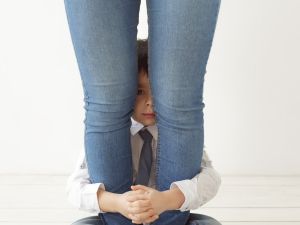 طبيب البوابة: كيف نتعامل مع الطفل الخجول ونعالجه؟