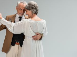 أفضل فساتين الزفاف لتجديد عهود الزواج
