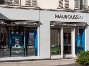 $312,000 jewelry stolen from a department store in Paris