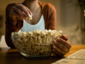 أشياء نأكلها بعد الساعة الثامنة مساءً