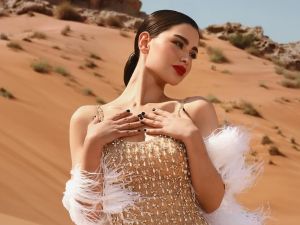 روان بن حسين تتألق بإطلالة ساحرة بين رمال دبي