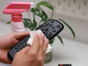 طرق تنظيف أجهزة التحكم عن بعد للتلفزيون