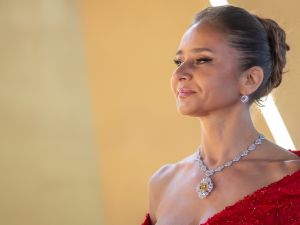 نيللي كريم تتألق على طريقة الأميرات باللون الأحمر اللامع في حفل Joy awards