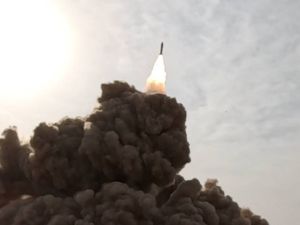 Houthis target Israel's Defense Ministry with a hypersonic missile