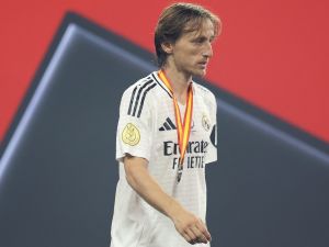مودريتش يتحدث بعد الهزيمة الثقيلة: برشلونة استحق الفوز