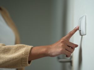أفضل الطرق الطبيعية لتنظيف مفاتيح الإضاءة 