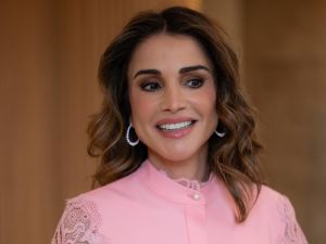 الملكة رانيا تتألق بالوردي أثناء زيارتها إلى الفاتيكان