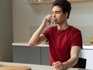 فوائد شرب كأس ماء دافىء على الريق يوميًا في الشتاء