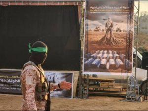 لوحة للمقاومة الفلسطينية ضمن استعدادات تسليم الجثامين مكتوب عليها: عودة الحرب=عودة الأسرى في توابيت / صورة: وسائل التواصل (وسائل التواصل)