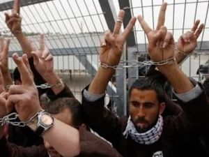 فرحة عارمة لأهالي للأسرى الفلسطينيين المحررين