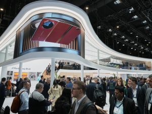  هواوي تُقدّم أول هاتف تجاري قابل للطي الثلاثي في العالم خلال MWC 2025