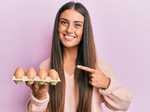 تفسير رؤية سقوط البيض من اليد في المنام للعزباء والمتزوجة