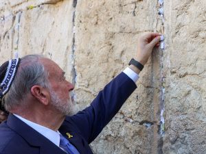 US ambassador prays at Western Wall with message penned by President Trump