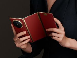 القصة وراء صناعة أول هاتف ذكي ثلاثي الطي في العالم HUAWEI Mate XT