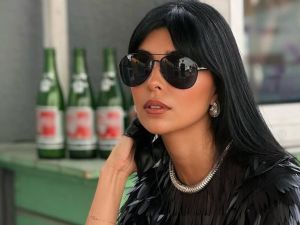 زينة مكي تبرز أناقتها بإطلالة عصرية باللون الأسود