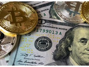 الضغوط المالية تدفع الدولار للتراجع وبتكوين تسجل رقماً قياسياً جديداً