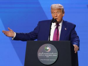 Trump lifts sanctions on Syria