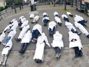 50,000 shrouds hung on buildings across Italy — what’s the reason?