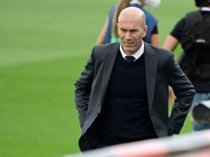 أسطورة ريال مدريد زين الدين زيدان يُشيد بنجم برشلونة لامين يامال