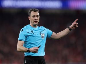 اليويفا يختار فيلكس تسفاير لنهائي الدوري الأوروبي رغم تاريخه المثير للجدل