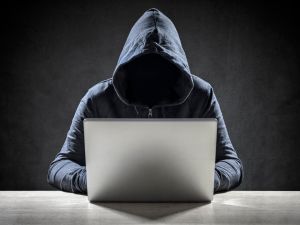  اختراق واسع لـ"كوين بيس" يهز سوق العملات المشفرة قبل إدراجها في S&P 500
