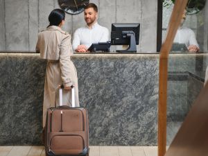 إطلالات أنيقة وعصرية تناسب رحلات السفر