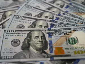 ارتفاع الدولار وسط المحادثات التجارية بين واشنطن وبكين