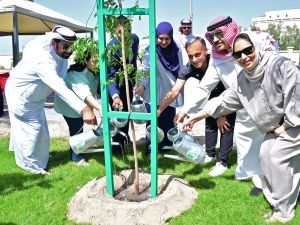 بنك البحرين الوطني يشارك في تشجير الطرق بمنطقة الزلاق ومدينة زايد