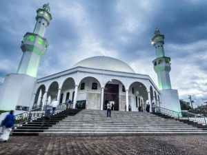 قلق المسلمين بعد تخريب مساجد تكساس وكاليفورنيا       