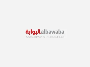 بيضة بقيمة 10 آلاف دولار أمريكي في يد البريطاني آدم ديفيس (توتير)