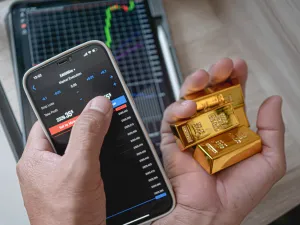 الذهب يتراجع وسط ترقب بيانات أمريكية وموقف مجلس الاحتياطي
