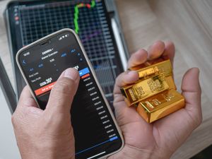 الذهب يتراجع وسط ترقب بيانات أمريكية وموقف مجلس الاحتياطي