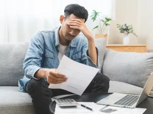 توقّف عن تكرارها..أخطاء مالية قد تُسقطك في الديون