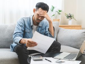 توقّف عن تكرارها..أخطاء مالية قد تُسقطك في الديون