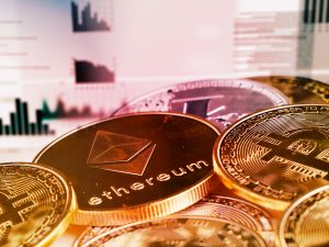 تراجعت أسعارها 50% خلال 2025 رغم الأرقام القياسية لـ "بيتكوين"